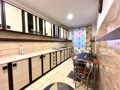 Apartament 3 camere decomandat, spatios + loc de parcare, zona Tractorul